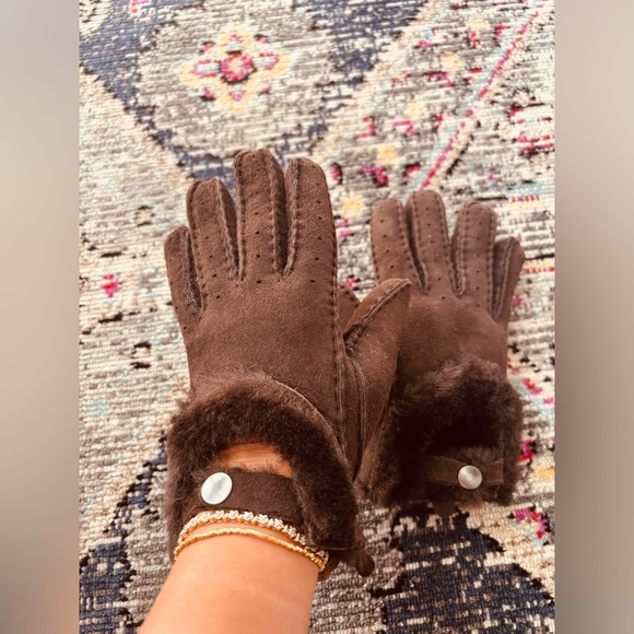 Ugg sheepskin fur chocolate brown gloves size small women's - Picture 1 of 7